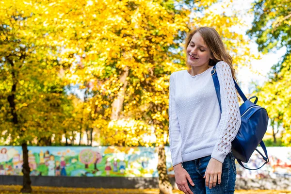 Щасливий Школяр Підліток Тримає Блакитний Рюкзак Автентичному Міському Фоні День — стокове фото