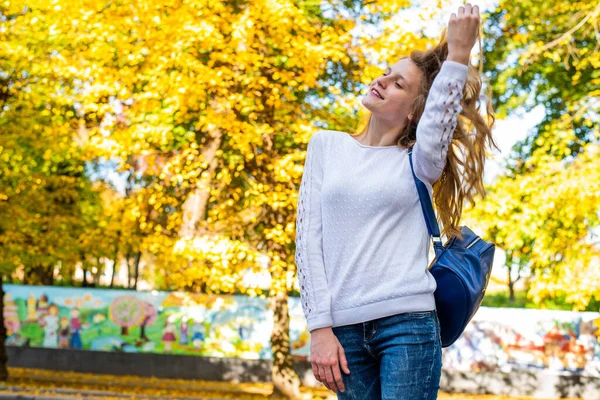 Happy Tiener School Kind Houden Blauwe Rugzak Autymn Stad Achtergrond — Stockfoto