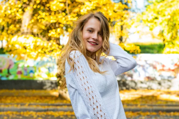 Hermosa Linda Adolescente Caminando Aire Libre Otoño Chica Sonriente Mujer —  Fotos de Stock