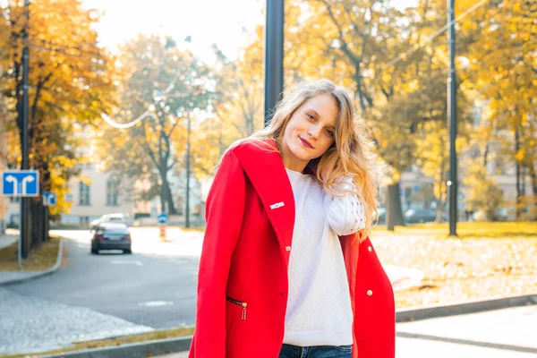 Güzel Sonbahar Parkında Kırmızı Ceket Giyen Tatlı Genç Kız Konsept — Stok fotoğraf