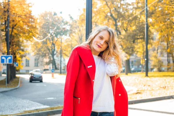 Menina Adolescente Bonito Vestindo Casaco Vermelho Belo Parque Outono Outono — Fotografia de Stock