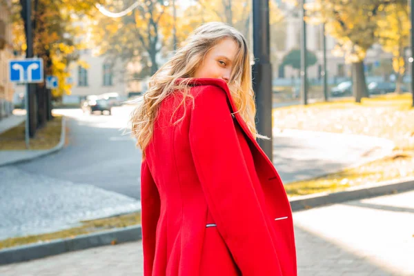 Menina Adolescente Bonito Vestindo Casaco Vermelho Belo Parque Outono Outono — Fotografia de Stock