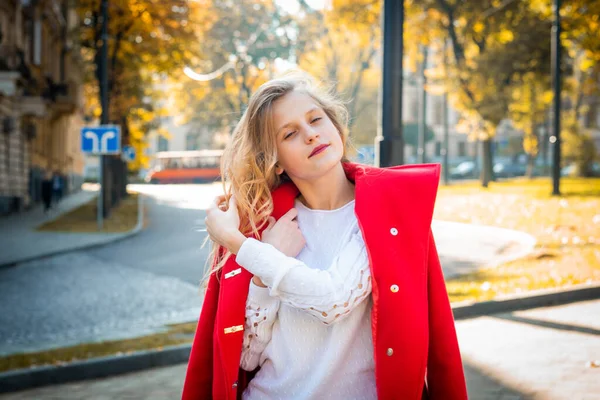 Schattig Tiener Meisje Draagt Rode Jas Mooie Herfst Park Concept — Stockfoto