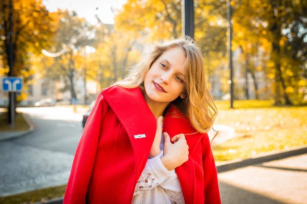 美しい秋の公園で赤いコートを着てかわいい10代の女の子 コンセプト秋 — ストック写真