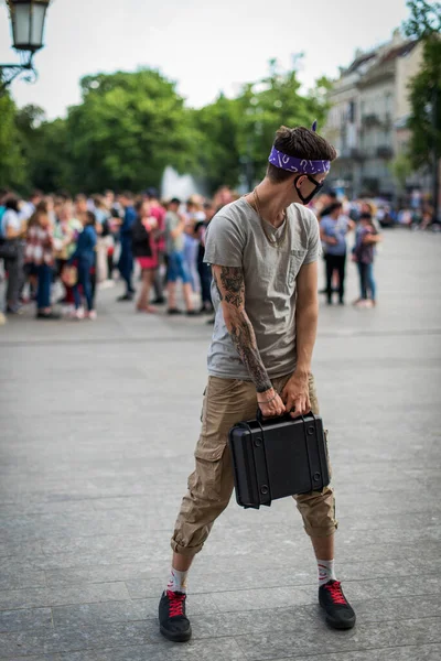 Hombre Positivo Ingenio Vestido Ropa Calle Con Cadenas Alrededor Del — Foto de Stock