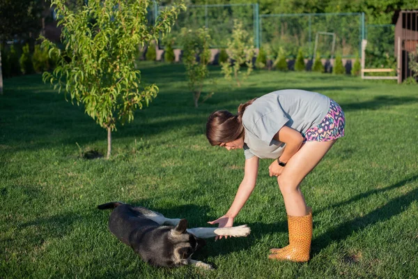 Nettes Teenager Mädchen Umarmt Einen Deutschen Schäferhund Nette Junge Frau — Stockfoto