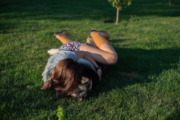 Nettes Teenager Mädchen Umarmt Einen Deutschen Schäferhund Nette Junge Frau — Stockfoto