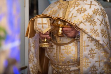 Kilisedeki ilk komünyon ayini.