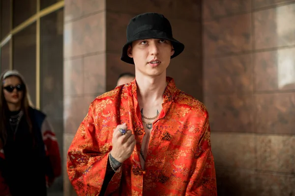 Θετικό Ανδρικό Πορτραίτο Ρούχα Δρόμου Κόκκινο Κιμονό Αλυσίδες Γύρω Από — Φωτογραφία Αρχείου