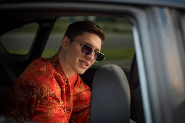 Retrato Homem Positivo Com Vestido Com Roupas Rua Kimono Vermelho — Fotografia de Stock