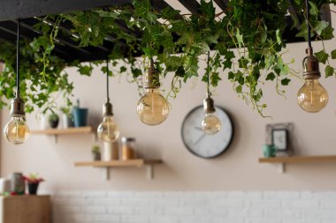 Ahşap mutfak odası, yemek masası, bar sandalyeleri, parke zemin. Mutfak açık uzay odası, kitaplık, ahşap hafif mobilyalar. Ampul ışığı.