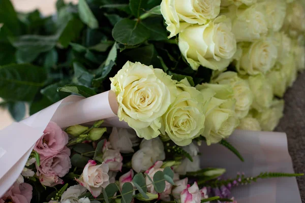 Sträuße Aus Gemischten Blumen Die Arbeit Der Floristin Einem Blumenladen — Stockfoto