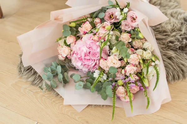 Bouquets Fleurs Mélangées Travail Fleuriste Dans Magasin Fleurs Couleur Pastel — Photo