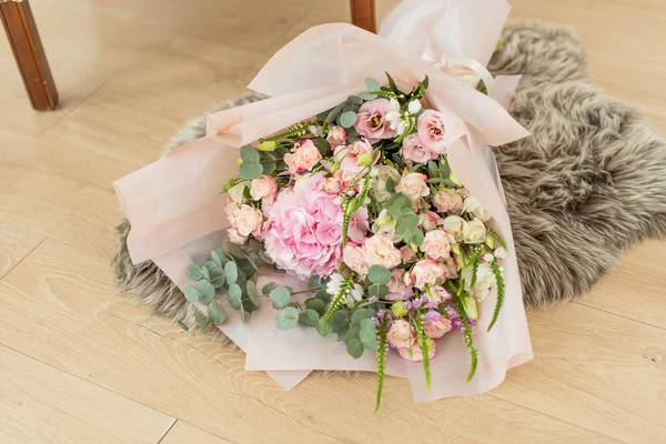 Sträuße Aus Gemischten Blumen Die Arbeit Der Floristin Einem Blumenladen — Stockfoto