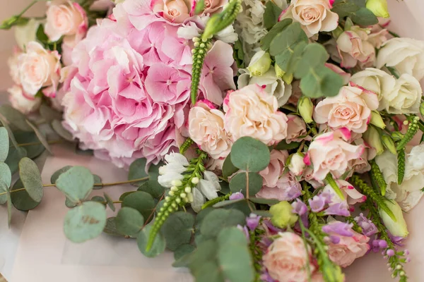 Sträuße Aus Gemischten Blumen Die Arbeit Der Floristin Einem Blumenladen — Stockfoto