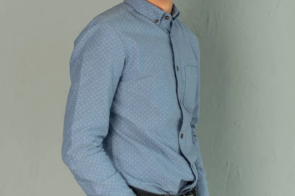 Молодой Человек Голубой Рубашке Стоит Сером Фоне — стоковое фото