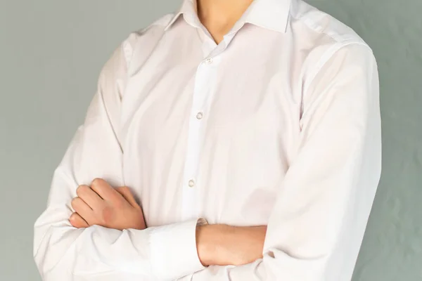 Ein Junger Mann Weißem Hemd Steht Vor Grauem Hintergrund — Stockfoto