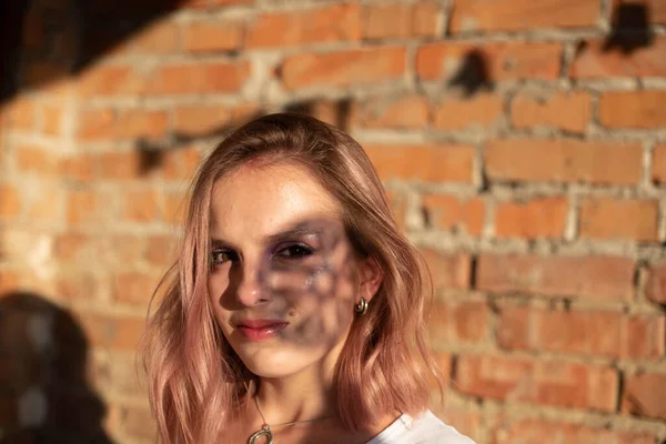 Retrato Uma Bela Jovem Com Padrão Sombra Rosto Corpo Fashion — Fotografia de Stock