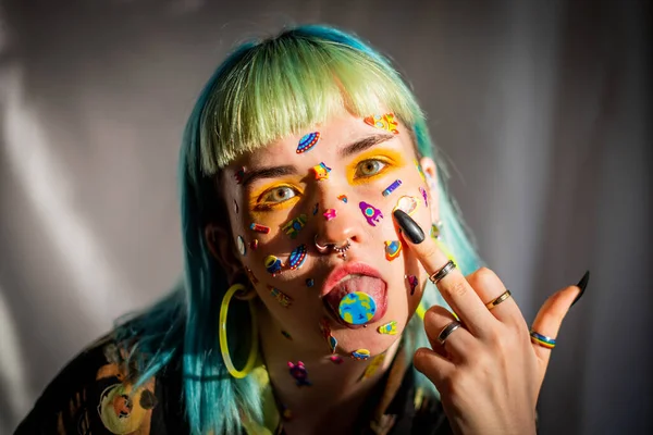 Close Modeportret Jong Mooi Meisje Met Groen Blauw Haar Mooi — Stockfoto