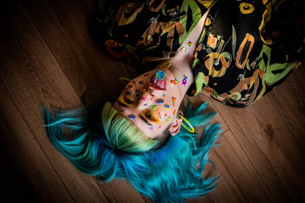 Крупним Планом Портрет Молодої Красивої Дівчини Зеленим Синім Волоссям Красива — стокове фото