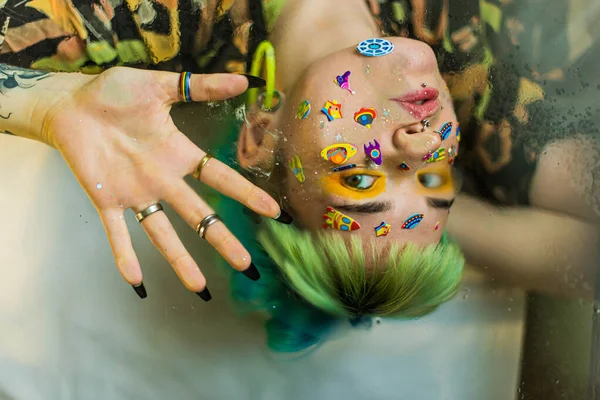 Yakın Plan Moda Portresi Yeşil Mavi Saçlı Güzel Bir Kız — Stok fotoğraf