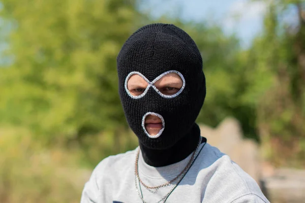 Een Close Foto Van Een Crimineel Met Zwarte Bivakmuts Hoodie — Stockfoto