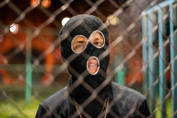 Kar Maskeli Genç Adam Kameraya Bakıyor Suç Şiddet Uyuşturucu Moda — Stok fotoğraf