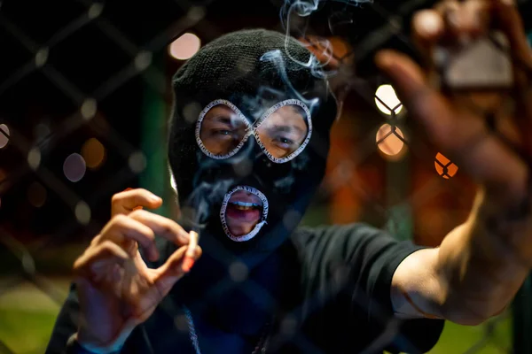 Kar Maskeli Genç Adam Kameraya Bakıyor Dumanı Üflüyor Suç Şiddet — Stok fotoğraf