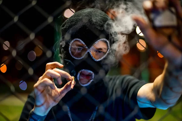 Kar Maskeli Genç Adam Kameraya Bakıyor Dumanı Üflüyor Suç Şiddet — Stok fotoğraf