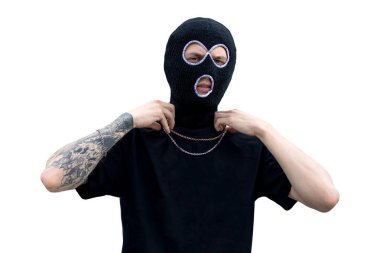Siyah kar maskesi ve kapüşonlu kapüşonlu bir suçlunun yakın plan fotoğrafı. Kameraya, fotokopi alanına, beyaz arka planda izole edilmiş. Suç ve şiddet, uyuşturucu, moda, rap, rapçi yeni okul.