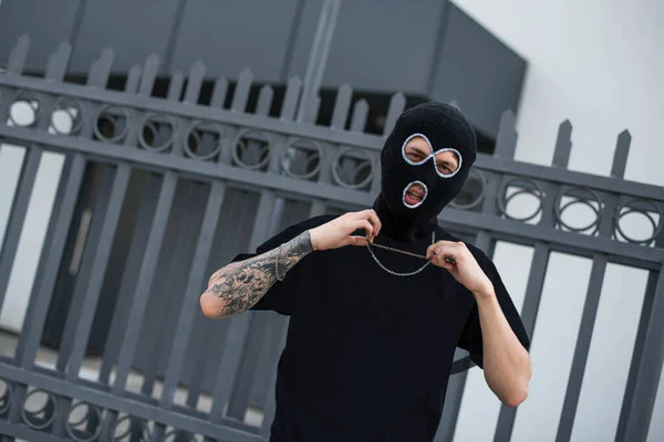 Siyah Kar Maskesi Kapüşonlu Kapüşonlu Bir Suçlunun Kamera Önünde Çekilmiş — Stok fotoğraf