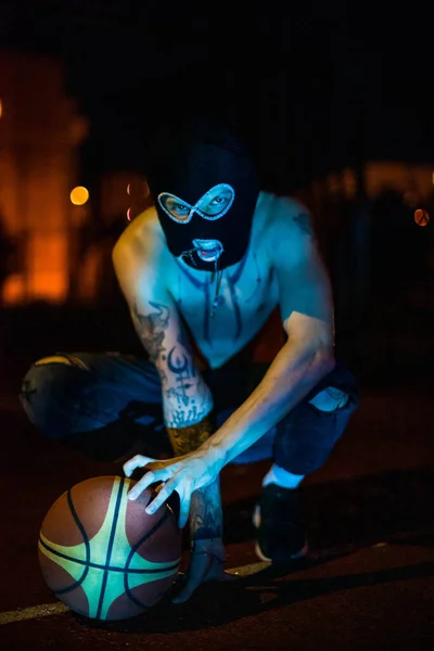 Kar Maskeli Genç Adam Kamera Suçuna Şiddete Bakıyor Uyuşturucu Moda — Stok fotoğraf