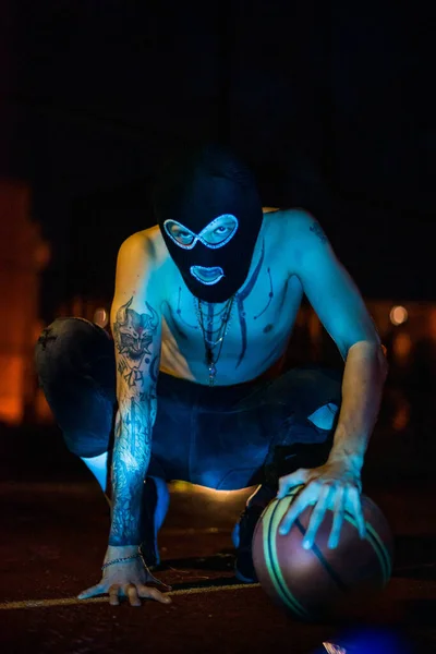 Молодой Татуированный Мужчина Балаклаве Смотрит Преступления Насилие Камеру Наркотики Моду — стоковое фото