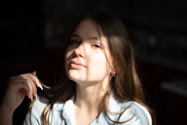 Estilo Vida Imagen Moda Mujer Joven Bastante Adolescente Sentado Cocina —  Fotos de Stock