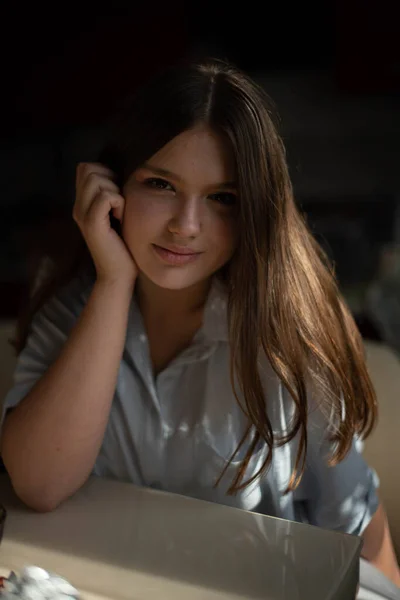 Estilo Vida Imagen Moda Mujer Joven Bastante Adolescente Sentado Cocina — Foto de Stock