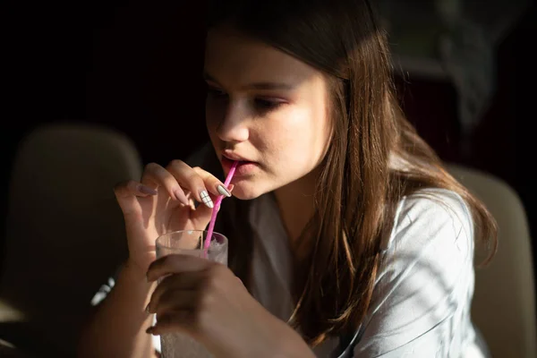 Estilo Vida Imagen Moda Mujer Joven Bastante Adolescente Sentado Cocina —  Fotos de Stock