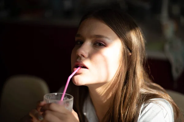 Estilo Vida Imagen Moda Mujer Joven Bastante Adolescente Sentado Cocina —  Fotos de Stock