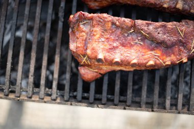 Izgarada pişmiş domuz pirzolası..