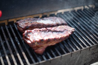 Izgarada pişmiş domuz pirzolası..