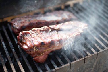 Izgarada pişmiş domuz pirzolası..