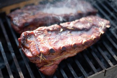 Izgarada pişmiş domuz pirzolası..