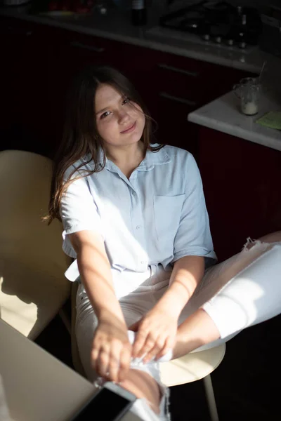 キッチンに座ってかなり十代の若い女性のファッションライフスタイルのイメージ 自然の美しさ — ストック写真