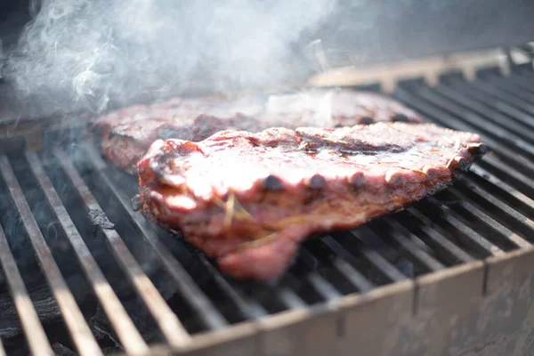 Grillen Baby Rücken Schweinerippchen Über Flammendem Grill — Stockfoto