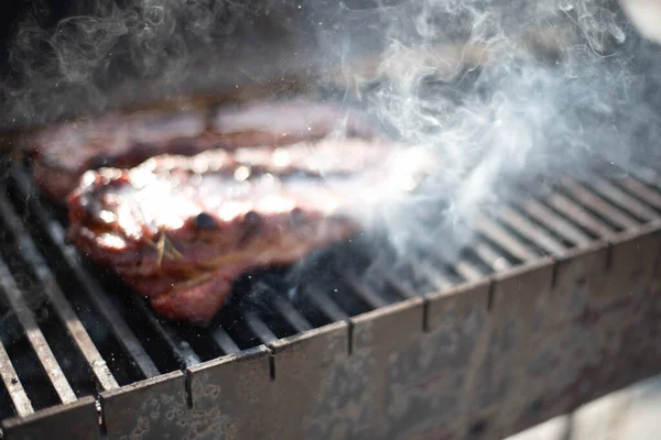 Grillen Baby Rücken Schweinerippchen Über Flammendem Grill — Stockfoto