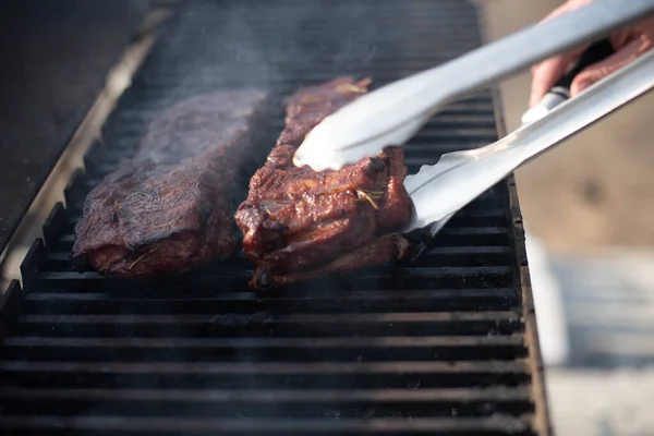 Grillen Baby Rücken Schweinerippchen Über Flammendem Grill — Stockfoto