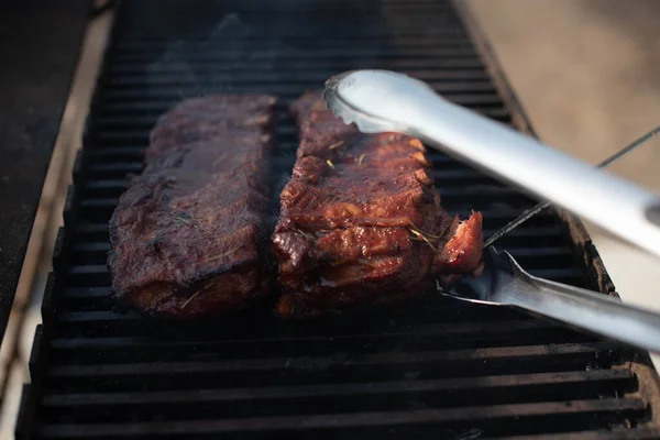 Grillen Baby Rücken Schweinerippchen Über Flammendem Grill — Stockfoto