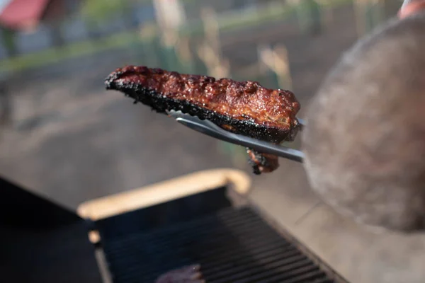 Grillen Baby Rücken Schweinerippchen Über Flammendem Grill — Stockfoto