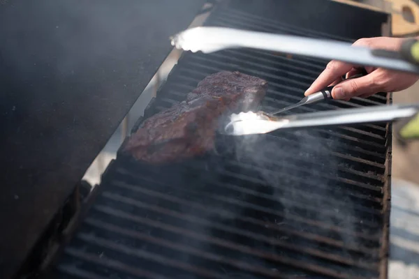 Grillen Baby Rücken Schweinerippchen Über Flammendem Grill — Stockfoto