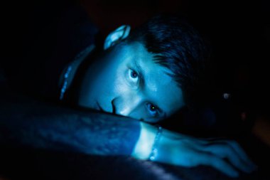 Zarif bir gencin moda portresi. Renkli arka plan, stüdyo çekimi. Sokak, şehir mankenliği, portre, moda fotoğrafı.