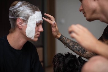 Evde alçı maske yapma süreci. Alçı kalıbına dayalı maskeler yaratmak. Alçıtaşı kalıbı. Yüzün kalıbı. Heykel yapmak. Sanatçının çalışma akışı.